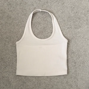 3 halterneck toppar - Säljer tre halterneck toppar i färgen vit,beige och svart. Vita och beige är ifrån H&M och den svarta ifrån shein, alla 3 i storlek xs aldrig använda. 20kr styck alla för 50. Pris går att diskuteras, för fler bilder eller frågor skriv privat💕