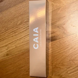 CAIA Liquid Highlighter - Snygg flytande highlighter från CAIA. Perfekt för att ge huden en strålande och fräsch look. Enkel att applicera och ger en långvarig glöd. Helt oöppnad, säljer för jag har dubbelt. Gamla designen så finns ej längre.