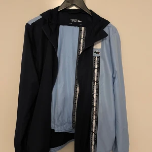 lacoste dress - Tjena säljer en lacoste dress som jag har endast använt en gång den är i bra skick såklart finns kvitto storlek L