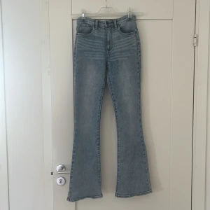 Levi's 726 Flare Jeans - Snygga ljusblå Levi's 726 Flare jeans med klassisk femficksdesign och knappgylf. De har en utsvängd bootcut-stil. Endast använda en gång, helt i nyskick. Mid waist, storlek 14A.