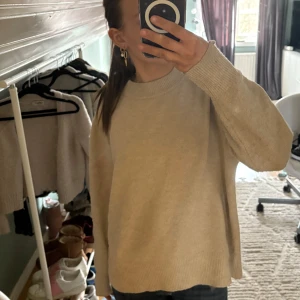 Beige stickad tröja från H&M -  Beige stickad tröja från H&M med rund hals och långa ärmar.  Säljer för den är förstor.