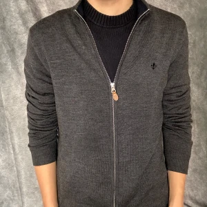 Morris cardigan i merinoull  - Mycket fint skick | Size M | modell 180 63 kg | 100% merinoull | Följare får 100 kr rabbat | fraktar spårbart inom 24 timmar med PostNord eller instabox |