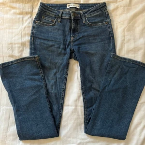 Mörkblå lågmidjade bootcutjeans - Säljer ett par mörkblå lågmidjade bootcutjeans från Zara🩷De är i mycket bra kvalitet och endast använda ett få antal gånger! Säljer då de inte kommer till användning längre🩷