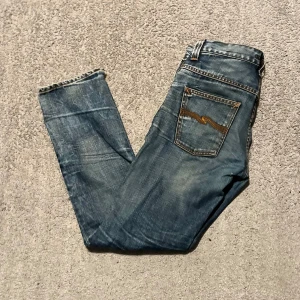 Nudie jeans - Hank rey nudie jeans i storlek 29/32. Det är dry selvedge så de formas med tiden!! Använda i ca ett år.