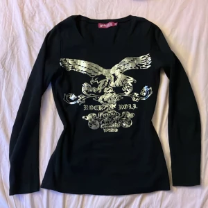 Långärmad tröja - Tröjan är i väldigt bra skick! Den är ungefär en Xs men jag som är en S kan få på mig den. Däremot lite krånglig att få av! Finns även några små stenar på, men de syns inte så bra på bilderna, kan däremot ta fler bilder ifall man vill se💕