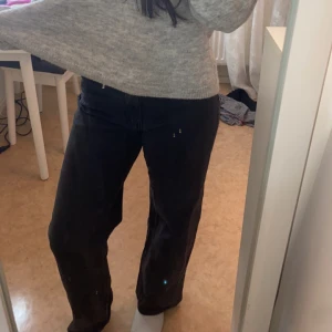 Svarta jeans - Säljer ett par svarta jeansbyxor. Byxorna är högmidjade och lite korta ( men jag är dock 155 ). De är i storlek 38 (men passar mig som har 36 perfekt!!)