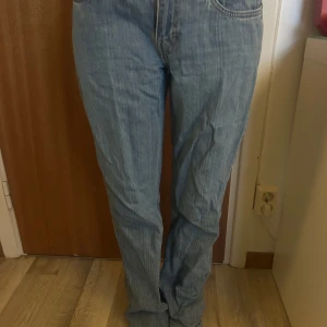 Blå jeans från Weekday - Snygga blå jeans från Weekday med en klassisk design. De är midwaist och är raka i benen. Perfekta för en avslappnad stil. De har använts rätt så mycket men har inga defekter.