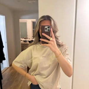Beige t-shirt från LXA - Säljer en stilren beige t-shirt från LXA. Boxig och oversized i rejäl (lite tjockare) kvalitet. Använts 2 gånger!