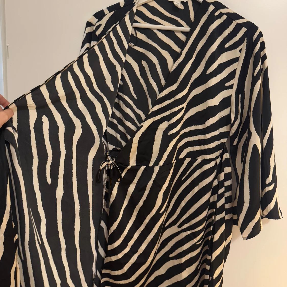 Zebramönstrad omlottklänning i satin - 4