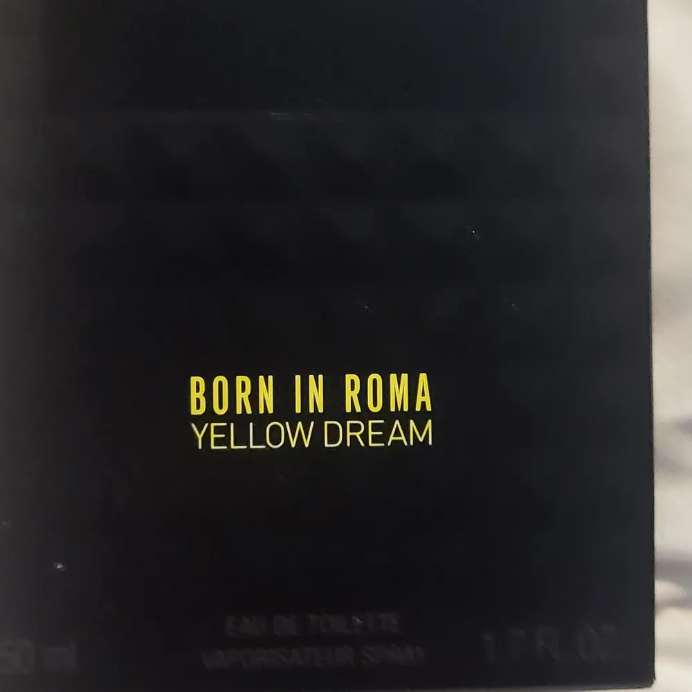 Säljer en elegant flaska av Valentino Born in Roma Yellow Dream Eau de Toilette. Flaskan har en lyxig design med ett mönstrat glas och en svart etikett med guldtext. Perfekt för den som vill ha en sofistikerad doftupplevelse. Bara doft till är inte min sön doft köpt hos nice Beauty Nypris 1180kr. Perfume.