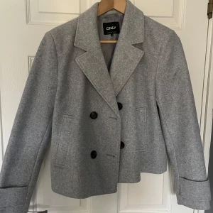 Grå kappa från ONLY - Snygg grå kappa från ONLY. Knapt använd 