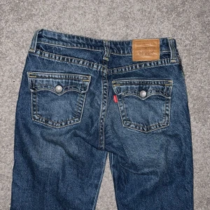 Low waist boot cut jeans - Dem är i helt ny skick. Inga märken och knappt använda. Skriv för fler frågor. Dem är low waist och boot cut 💕