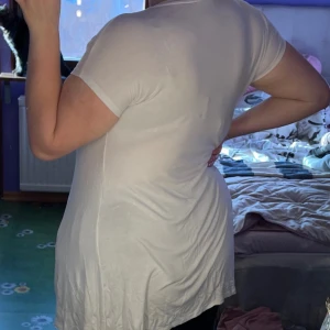 Vit kortärmad topp - Säljer en enkel och stilren vit topp med korta ärmar. Perfekt för en avslappnad look. Toppen har en rund halsringning och är tillverkad i ett mjukt material. Storlek M men stor i storleken 