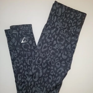 Leopardmönstrade leggings från Gymshark - Snygga leggings från Gymshark med leopardmönster. De har en hög midja och är perfekta för träning. Knappt använda.