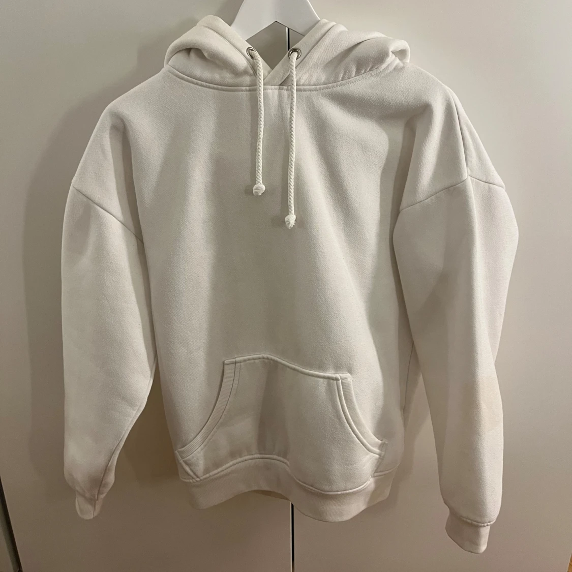 Vit hoodie från bikbok - 2