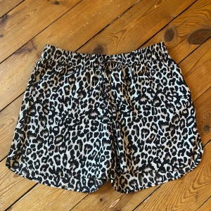 Leopardmönstrade shorts från veromoda💕 - Snygga leopardmönstrade shorts från veromoda  med elastisk midja.  De har en avslappnad passform och är gjorda i ett lätt material som är skönt att bära. Dem är i storlek M men passar även s. Hör av dig vid intresse!💕