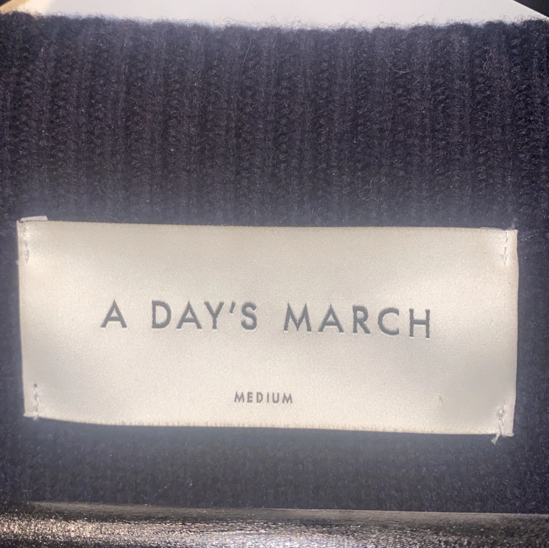 Mörkblå ulltröja från A Day's March - 1