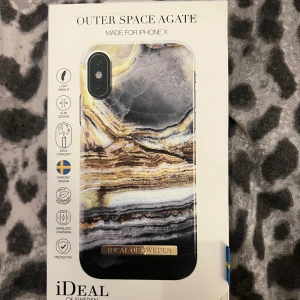 Mobilskal Outer Space Agate för iPhone X från iDeal of Sweden - Snyggt mobilskal för iPhone X med ett unikt agatinspirerat mönster i jordnära toner. Skalet är lätt och smidigt, perfekt för att skydda din telefon med stil. Designat i Sverige med en exklusiv känsla.