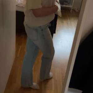 Ljusblå lågmidjade jeans - Superfina ljusblå jeans från Zara med en rak passform! Säljer pga att de blivit för små🥰 Storlek 36/S men ganska små så skulle mer säga storlek 34/XS. Knäpps med 4 knappar.