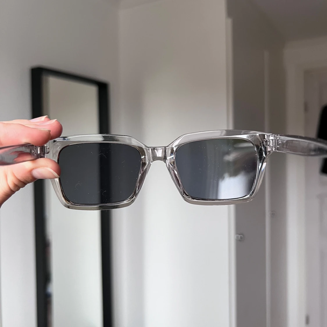 Transparenta solglasögon med svart lins - 2