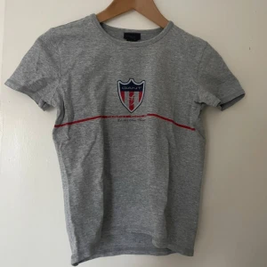 Grå t-shirt från GANT - Använd en del men i fint skick🩷har tyvärr råkat klippa i lappen men annars är allt bra!