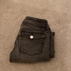 Svarta jeans från Gina Tricot - Snygga gråa jeans från Gina Tricot med bootcut-stil. De är 152 men passar mig som är 157. Säljer då jag har tröttnat på de!💕Orginal pris 350