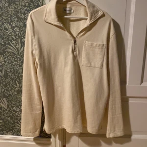 Zip tröja - Snygg tröja från brothers. Det är East West och storlek M. Nästan aldrig använd.