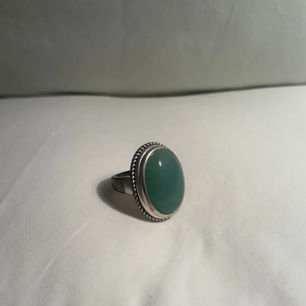 Maffig stor oval grön sten-ring i en detaljerad silverram. Vintage men i bra skick! . Perfekt för att ge en färgklick till din outfit.. Asusteet.