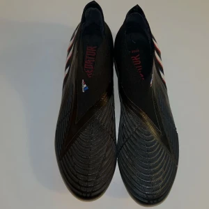 Adidas predator elite svarta - Snygga svarta Adidas predator Elite. Oanvände. Storlek 42 2/3. Pris går att diskutera.