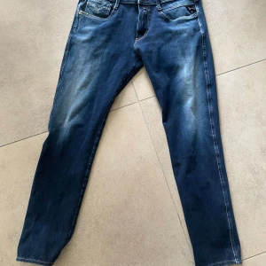 Mörkblåa replay jeans anbass - I jätte fint skick, säljes då jag ej använder dem. W32xL32