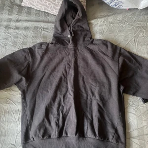 Svart hoodie - Säljer en klassisk svart hoodie med luva. Perfekt för en avslappnad stil. Den har långa ärmar och en bekväm passform. Perfekt för kyligare dagar.