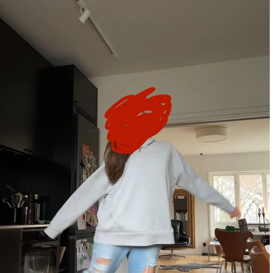 Grå hoodie med graffiti-design - 1