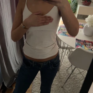 Jeans - Jeans ifrån Ltb. De är i nyskick och har inga defekter. Säljer då de tyvärr är för stora. Färgen är  blue i addiceted. De är low waist och bootcut. Storlek W27 L 34. 