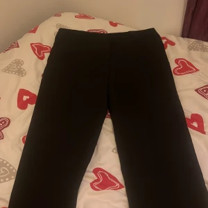 Svarta kostymbyxor - Snygga svarta kostymbyxor med en clean och stilren look. Perfekta för en chic och enkel outfit. De har en normal passform och är tillverkade i ett mjukt material som ger en bekväm känsla hela dagen. Hör av dig vid intresse:) (ingen lapp det bak men är köpt från HM)