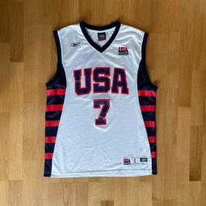 Basket tröja Shaquille o’neal - Snygg basket tröja från Reebok med ”USA 7” på fram sidan och ”O’NEAL” på baksidan inga defekter storlek large var inte rädd för att fråga om du har några frågor!