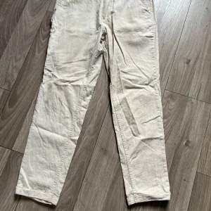 Linnebyxor, Jack & Jones - Säljer ett par stilrena linnebyxor från Jack & Jones. Perfekta för sommaren!