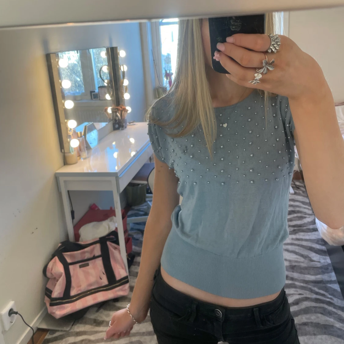 Grå topp med pärlor