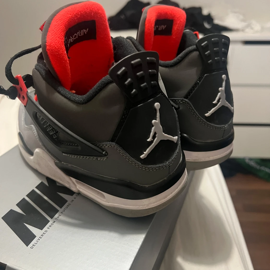Nike Air Jordans i grått och rött - 2