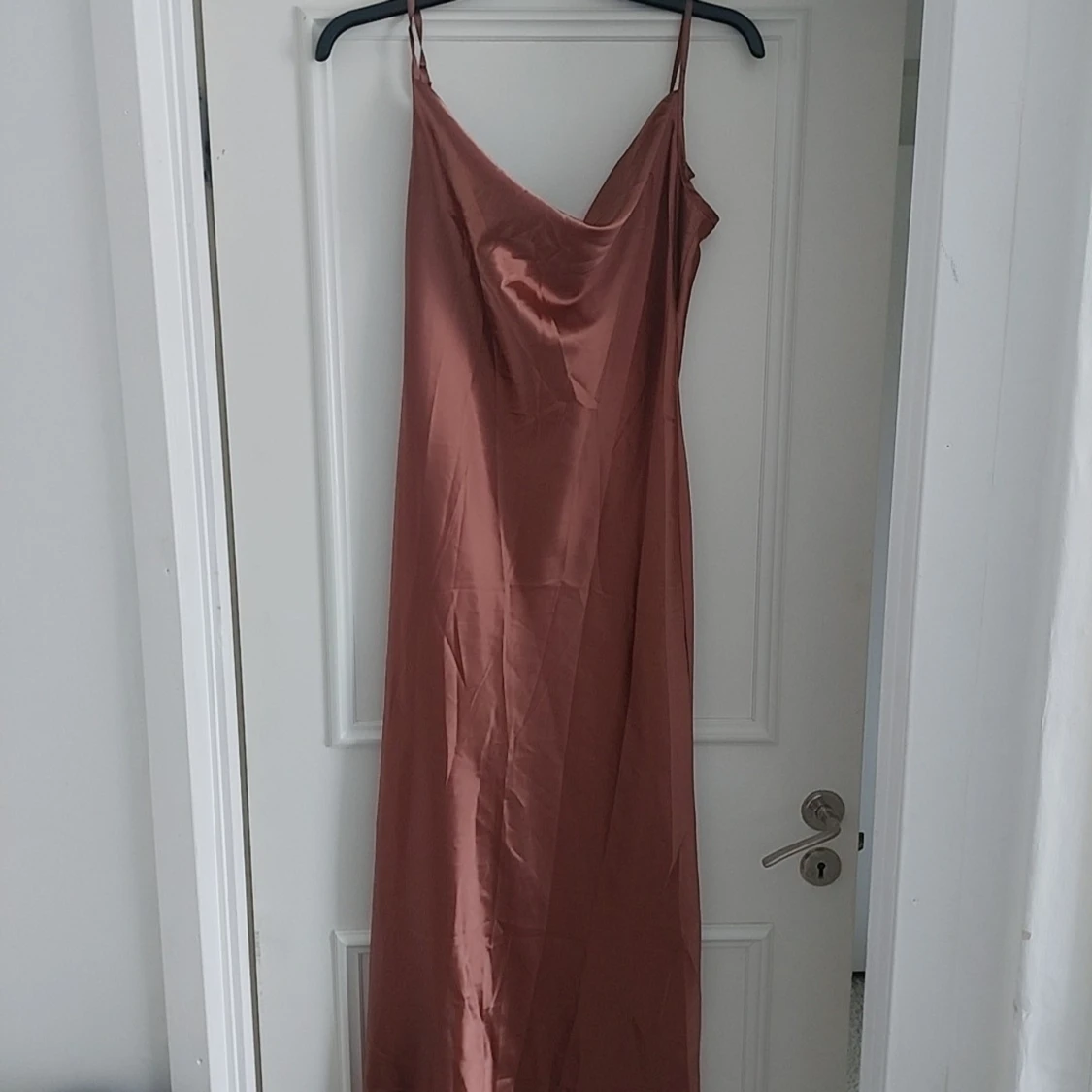 Brun långklänning i satin - 1