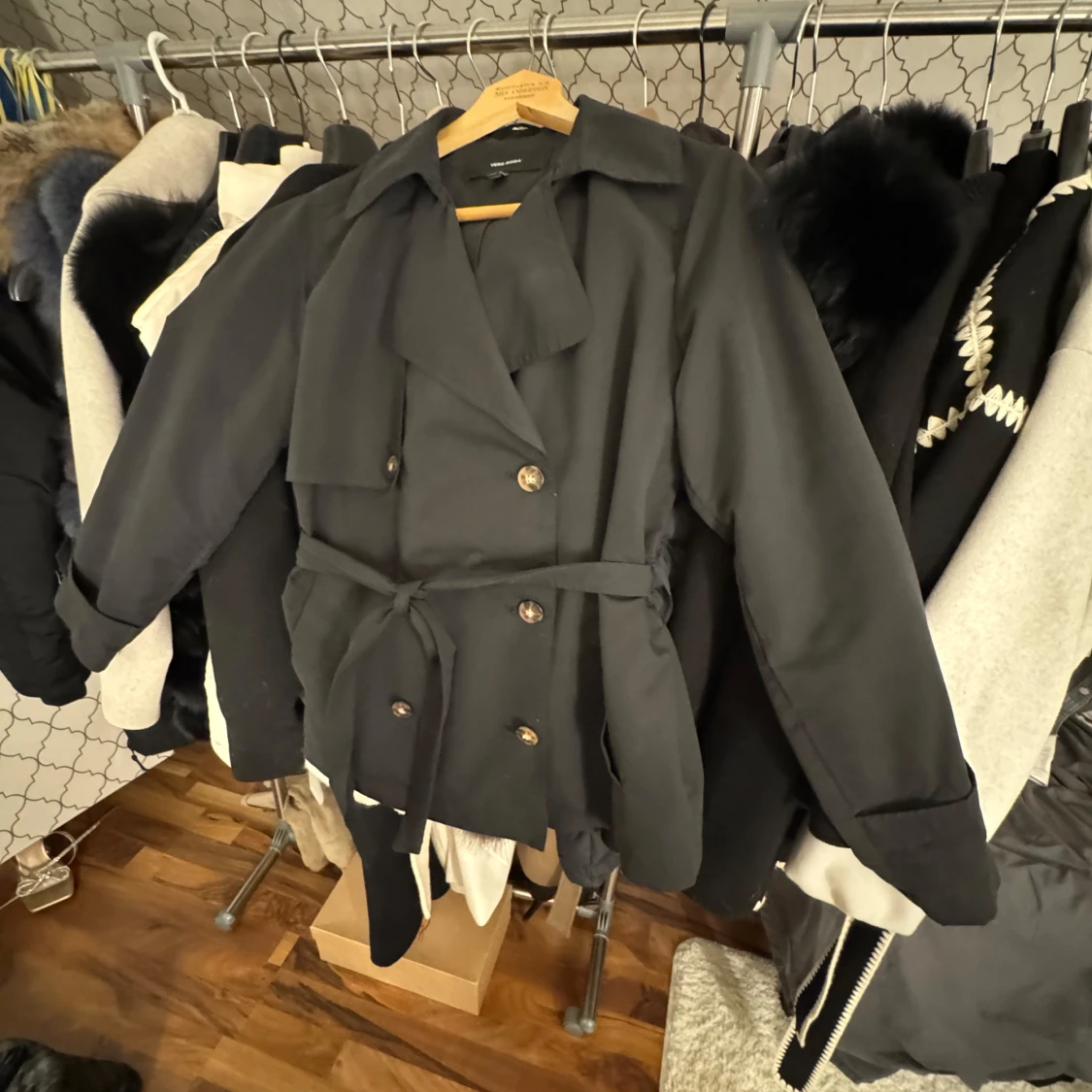 Svart trenchcoat med bälte - 2