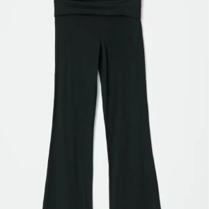 Svarta yoga pants💗 - Snygga svarta yoga pants .Byxorna har en skön passform o då jag säljer för jag har redan andra 💗💗pris kan diskuteras!!