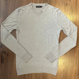 Grå tröja från J.Lindeberg - Snygg grå tröja från J.Lindeberg i 60% Merino ull. Tröjan är normal i storlek. Tröjan är använd några gånger med små tecken på användning. Nypris 1300kr. Skriv gärna vid frågor!