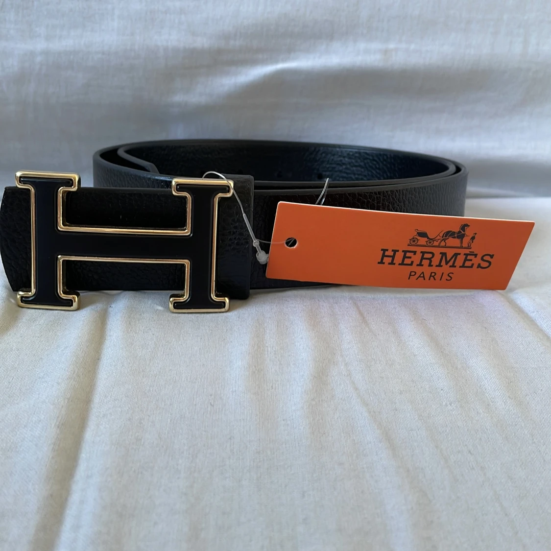 Svart bälte med svartguldig logga