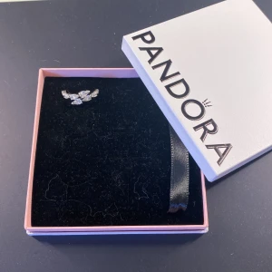 Glittrande ring med fyra stenar från Pandora - Fin Pandora ring som inte kommer till användning längre. Den är silver och har bra kvalitet 🤍