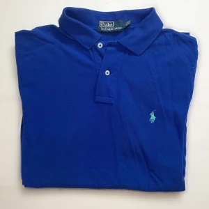 Ralph Lauren | Pike - Rlph Lauren Piké | Stl M | Sjukt snygg färgkombination med marinblå och blå-turkos | Ny utan tags, aldrig använd, bara när bilden togs ;) | Nypris 1299:-