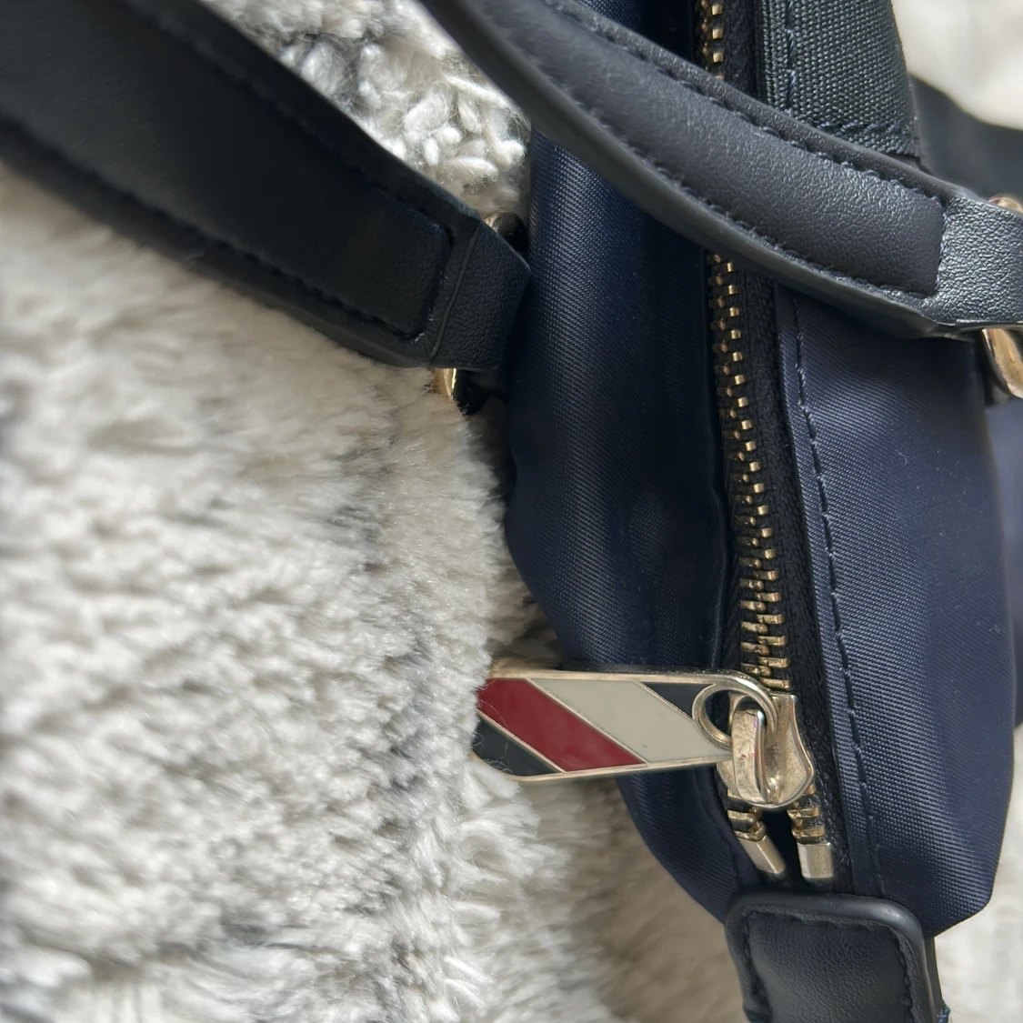 Blå axelväska från Tommy Hilfiger - 2