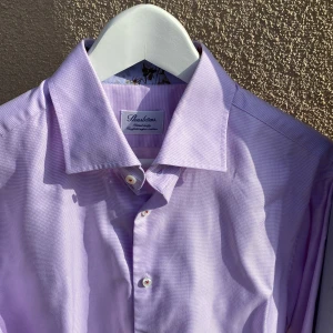 Ljusrosa skjorta från Stenströms - Säljer en elegant ljusrosa skjorta från Stenströms i bomull. Skjortan har en klassisk krage med kontrast pärlemo knappar framtill. Fitted body. Twofold super cotton