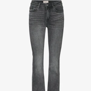 Grå jeans med bootcut -  grå bootcut jeans med midwaist, på de två sista sidorna ser ni lite slitage, skriv privat för fler bilder 🥰nypris: ca 500, säljer för: 100