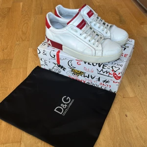 Dolce & Gabbana skor  - riktigt feta skor från Dolce & Gabbana i storlek 44, skorna är ganska så använda med behöver bara en tvätt så är de som nya! Nypris ca 4000kr mitt pris 2299 men går att diskuteras!