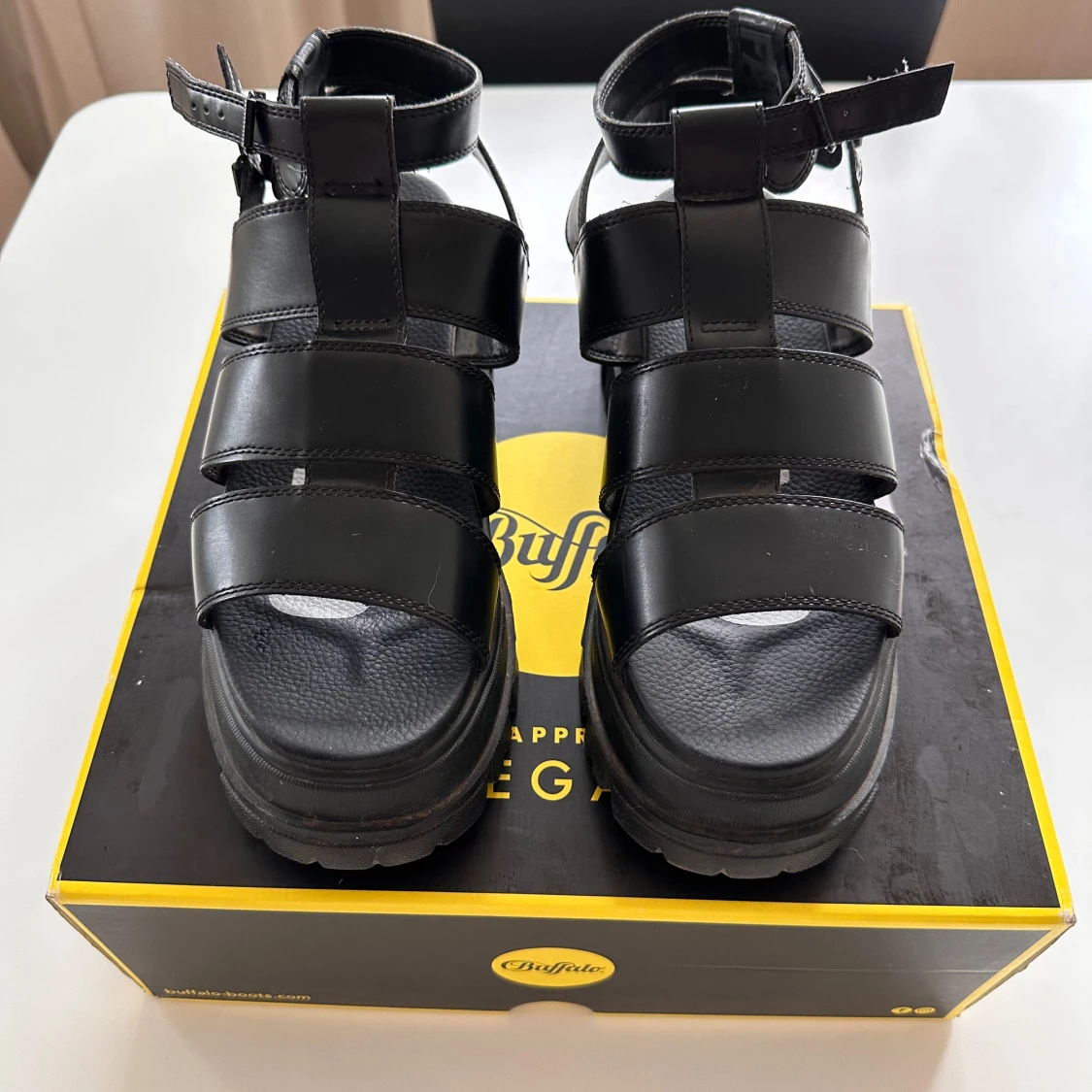 Svarta sandaler från Buffalo